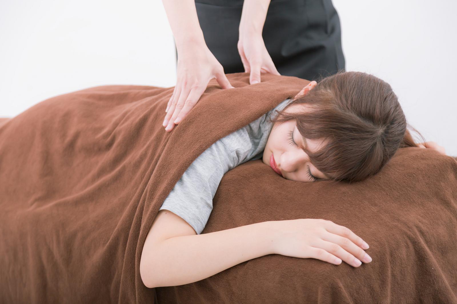 やさしい施術で身体を整える様子